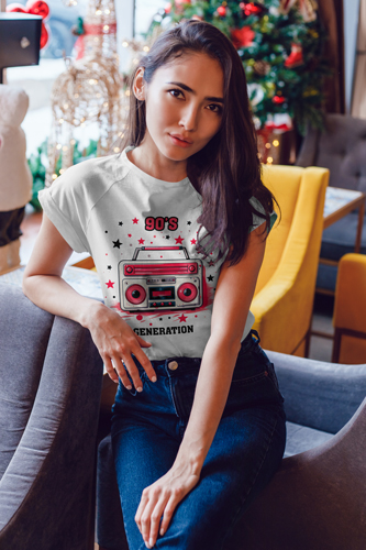 Frau sitzt auf einem Sessel