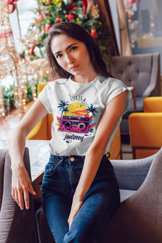 Frau schaut in die Kamera