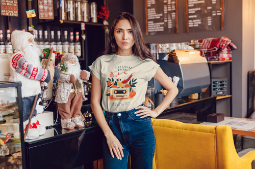 Frau steht an einem Schalter