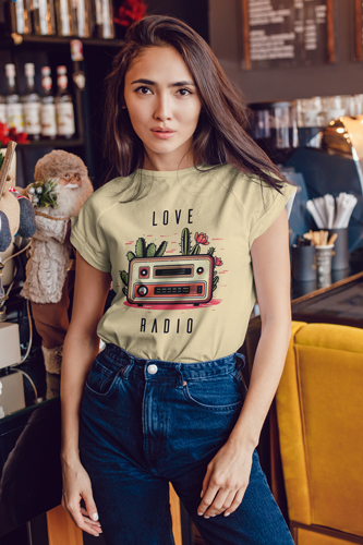 Frau posiert in einem T-Shirt