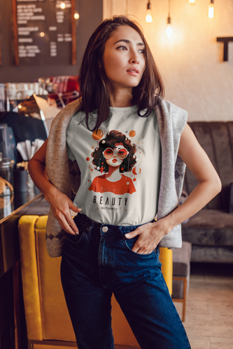 Frau mit einem Pullover über den Schultern