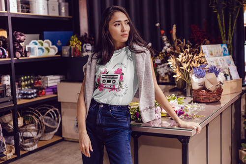 Frau posiert in einem Blumenladen