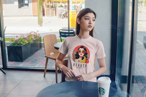 Frau trägt ein tailliertes T-Shirt