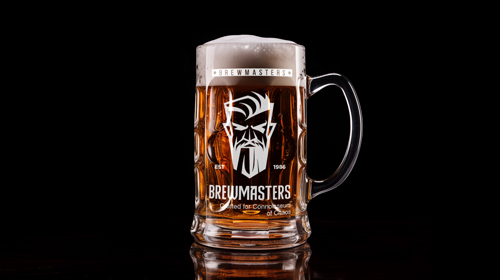 Verre de bière sur fond noir