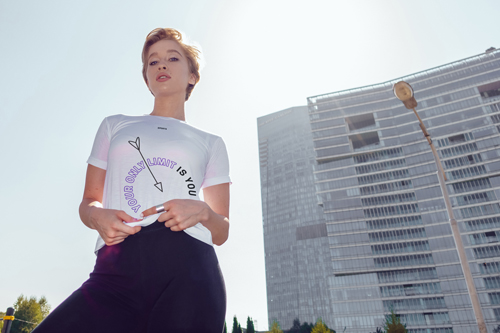 Femme en t-shirt Vue en angle basse