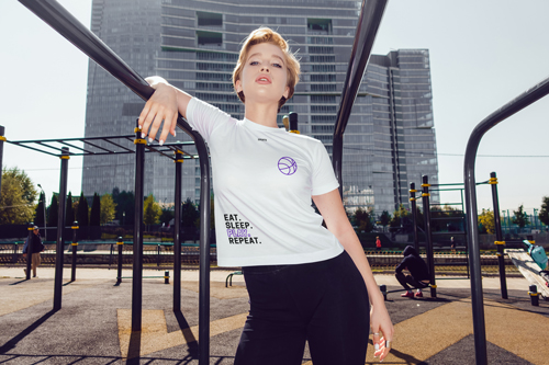 Femme en t-shirt sur fond urbain