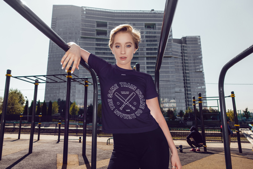 Femme en t-shirt regardant l'appareil photo