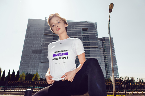 Femme en t-shirt posant pour l'appareil photo