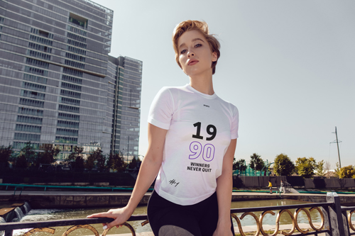 Femme en t-shirt posant devant l'appareil photo