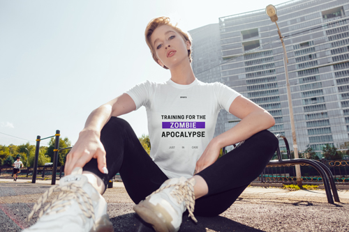 Femme en t-shirt assise par terre