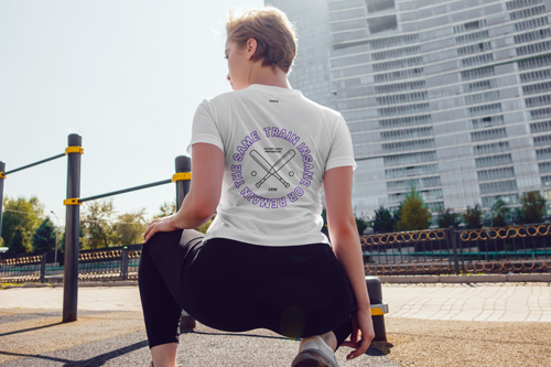 Femme en t-shirt vue de dos