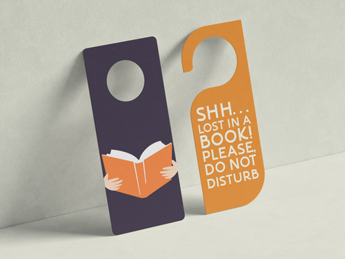 شماعات أبواب مقابل الجدار