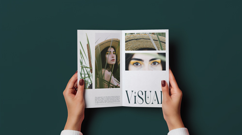 Vista en ángulo alto de revista abierta