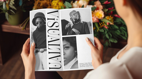 Una persona ojeando una revista