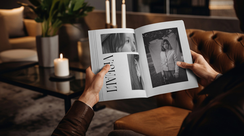 Una persona con una revista en un salón de hotel