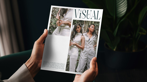 Vista superior de una persona sosteniendo una revista