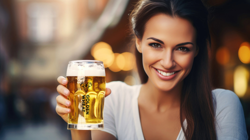 Женщина с бокалом пива улыбается