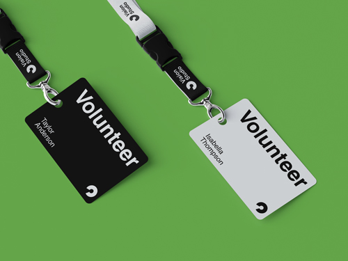 Badges suspendus à des lanières