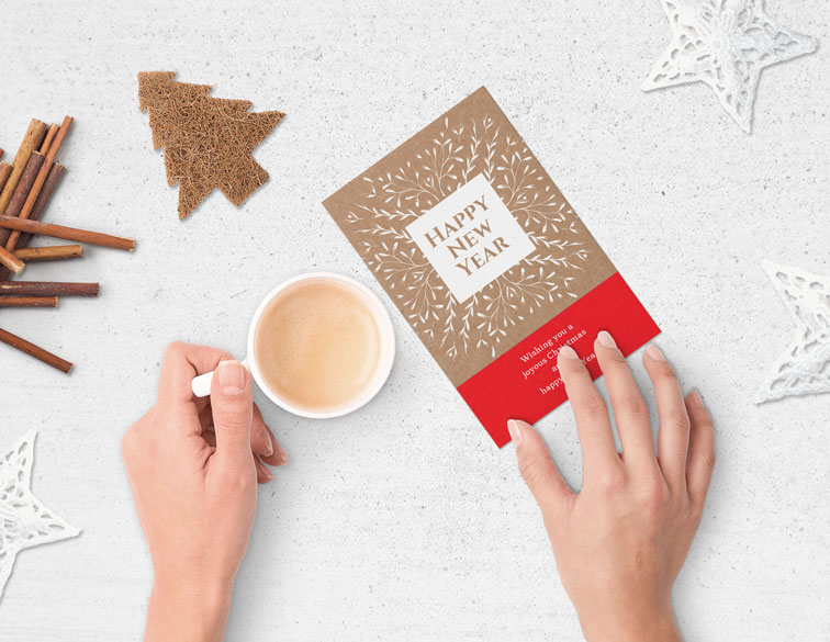 手に握られたクリスマスカード