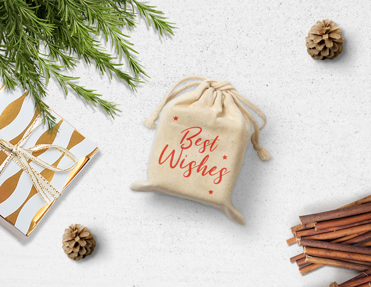 クリスマスの背景上のリネン（亜麻）の巾着袋