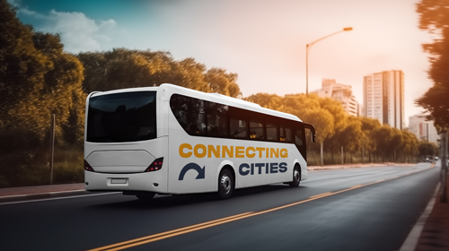 حافلة تسير في شارع فارغ