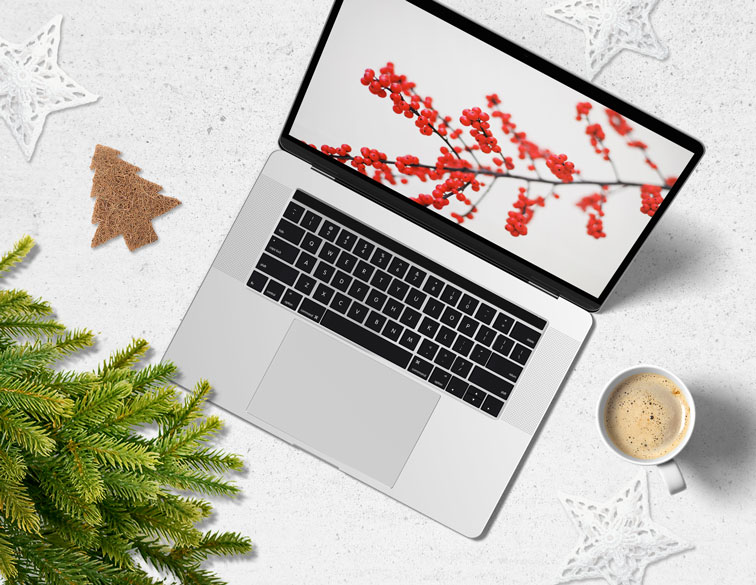 クリスマスの背景上のノートパソコン