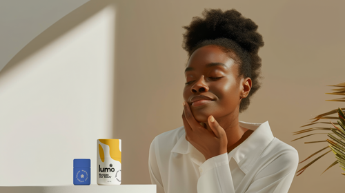 Femme avec 2 contenants de cosmétiques