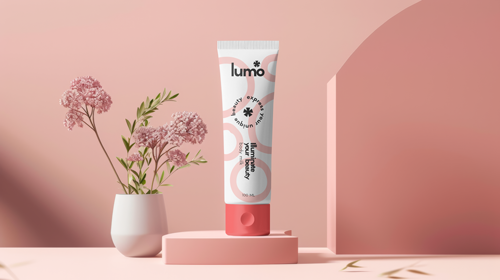 Tube de crème cosmétique avec fleurs