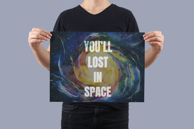 Homme tenant une œuvre d'art