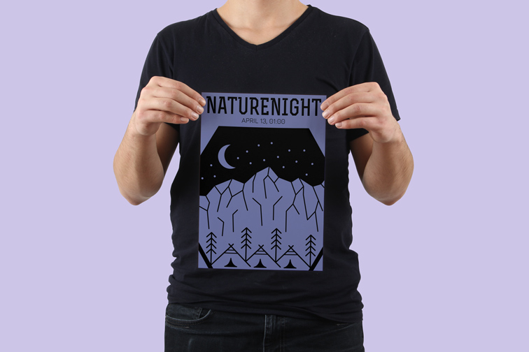 Homme tenant un flyer A4