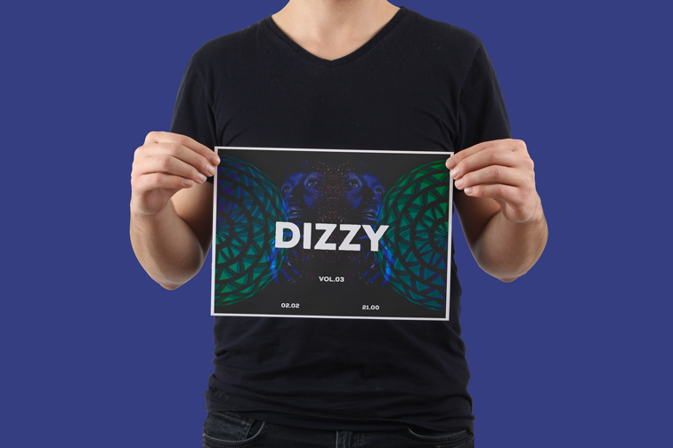 Homme tenant une œuvre d'art numérique de format A4