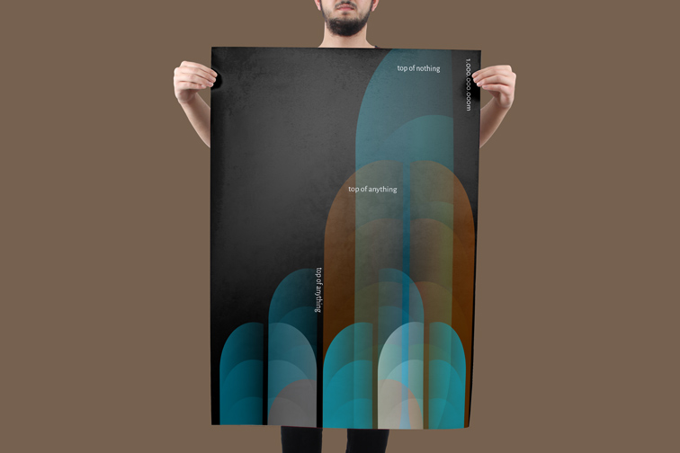 Homme tenant une grande affiche verticale