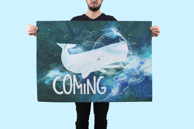 Homme tenant une grande affiche horizontale