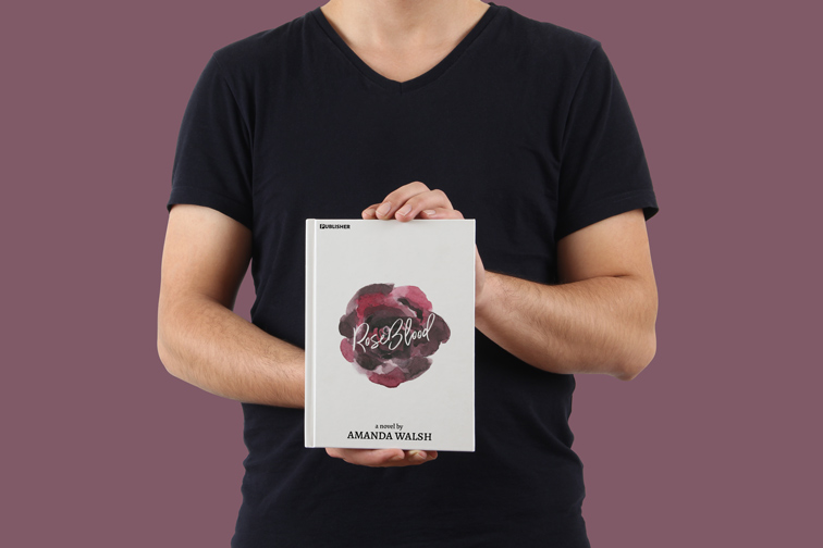 Homme tenant un livre relié