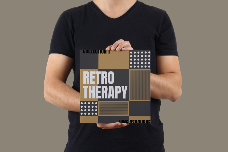 Homme tenant un livre de forme carrée