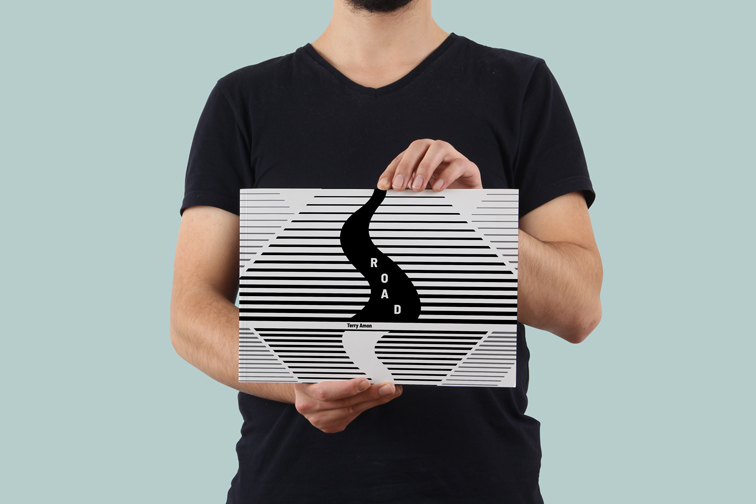 Homme tenant un livre horizontal