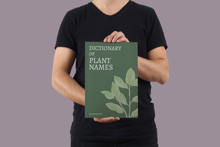 Homme tenant un livre vertical à couverture souple