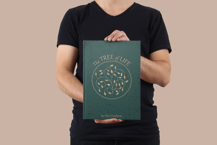 Homme tenant un livre relié vertical