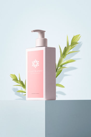 ローションボトルと葉の枝