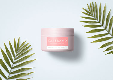 化粧クリームの瓶とヤシの葉