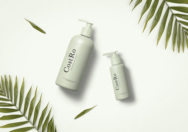 シャワージェルボトルとヤシの枝