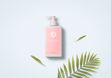 白い背景にクリームボトル