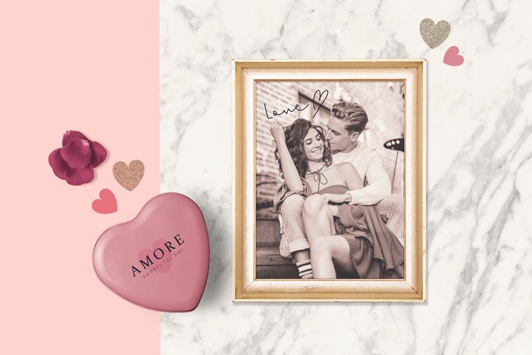 Marco junto a una caja en forma de corazón