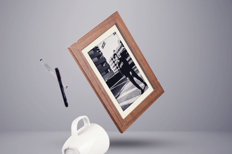 Cadre en bois sur un fond gris