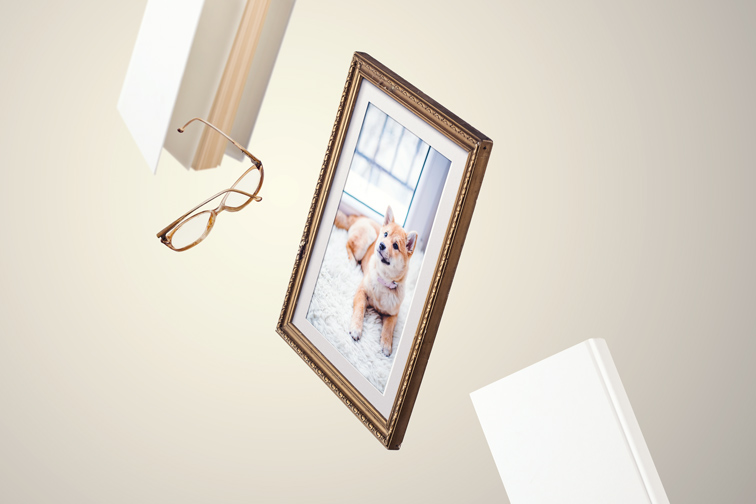 Cadre rétro avec des livres en l'air