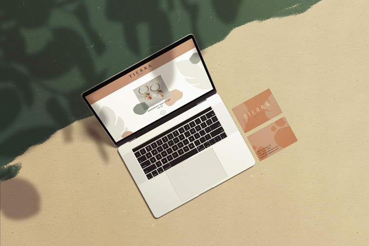 Laptop junto a tarjetas de visita