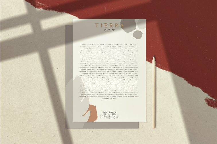 Folleto comercial junto a un lápiz