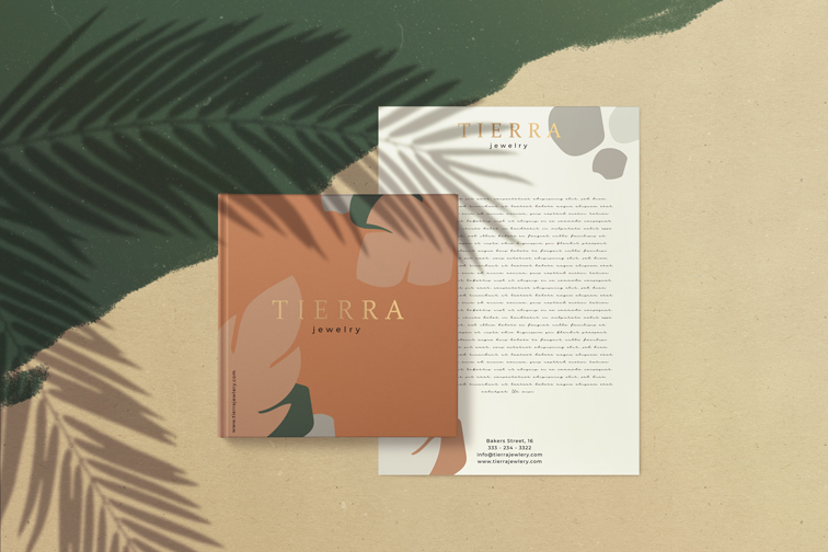 Libro cuadrado de tapa dura junto a un volante