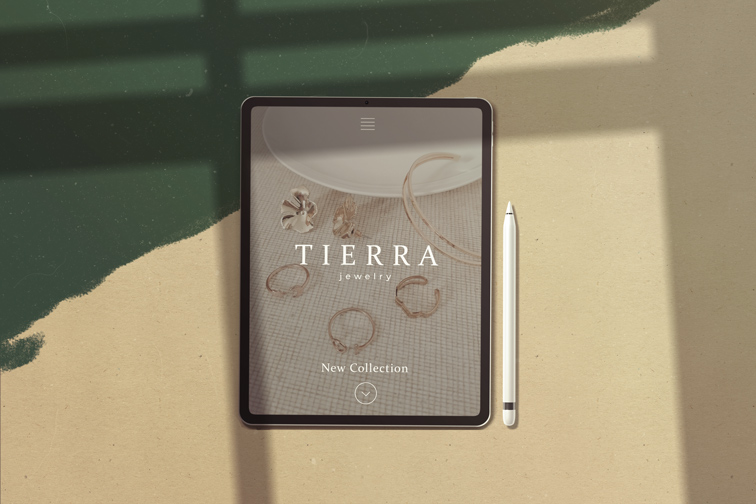 iPad junto a un lápiz sobre un fondo retro