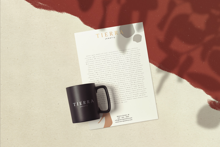 Folleto comercial junto a una taza